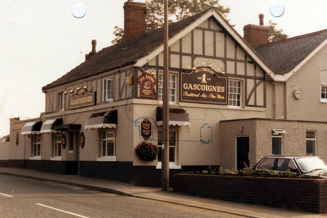 Gascoignes public house on Aberford Road. The positions of proposed wall signs are marked on the photo.