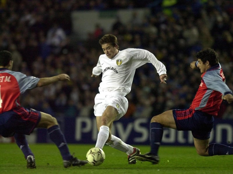 Harry Kewell goes past Nourredine Naybet and Cesar.