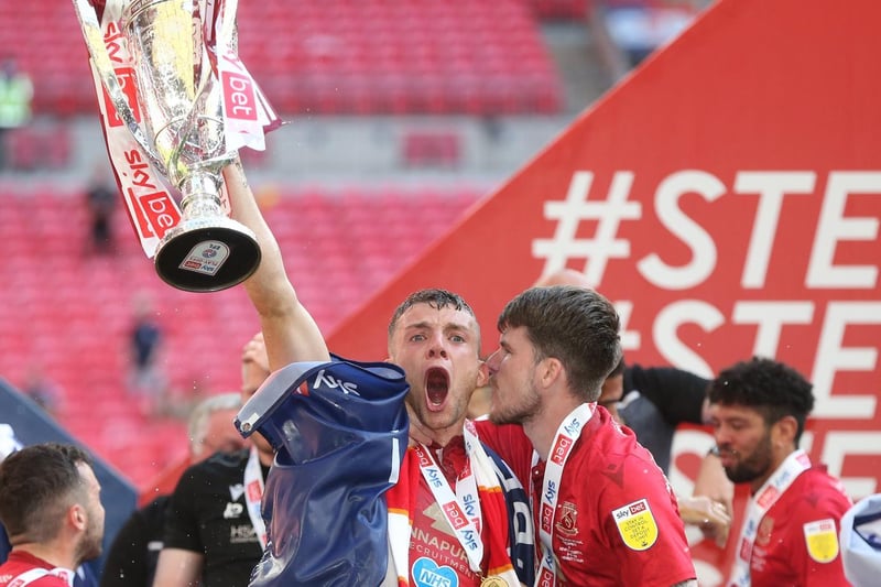 Sam Lavelle lifts the trophy (Photo: Rob Newell/CameraSport)