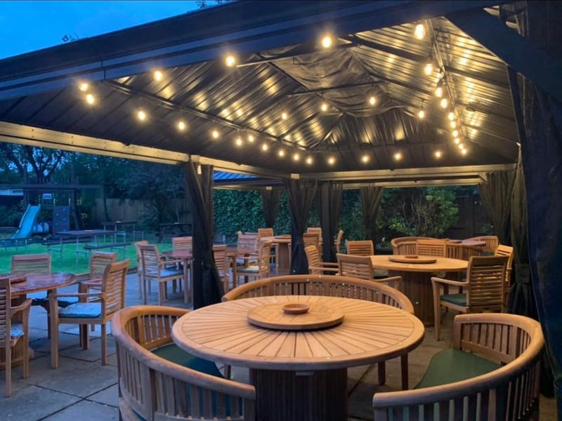 The Wayfarers in Kettering opened up its brand new beautifully renovated garden area, kitted out with fabulous fairy lights, an outdoor TV, a sheltered decked out dining area and an outside bar! Visitors can expect to be greeted at the back gate and seated at their designated table and there is table service in place.