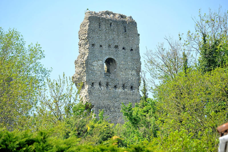 Owned by English Heritage, the remains of this Norman castle are perched on a high natural knoll overlooking the River Adur, in West Sussex. The one surviving wall of the tower stands 14 metres high.