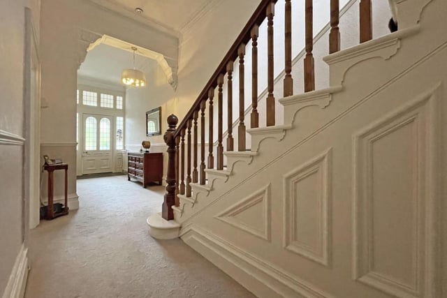 The welcoming entrance hall offers ample space for cloaks.