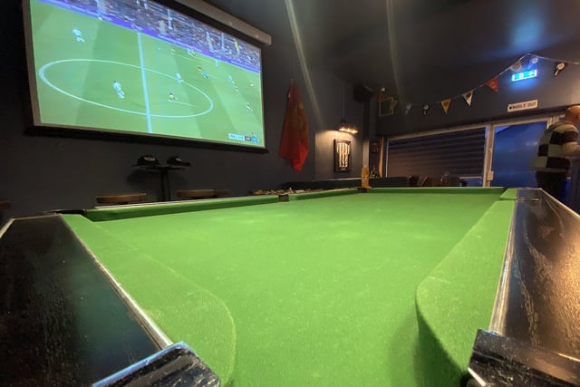 Based on the former Schooner site, the Waddle Inn was launched by the same owners as their neighbour, the Drunken Duck. Unlike its sister pub which specialises in cocktails, the Waddle Inn shows live sports games across their multiple TV screens and large projector, and also has a pool table for budding enthusiasts or casual sportsmen.