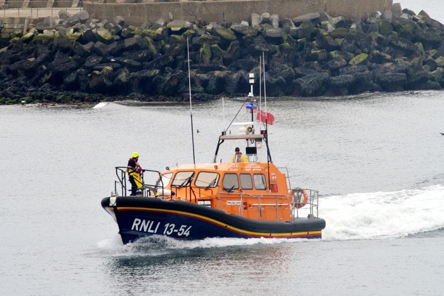 Rettungsboot eilt nach Notruf zu Fischerboot vor der Küste von Hartlepool