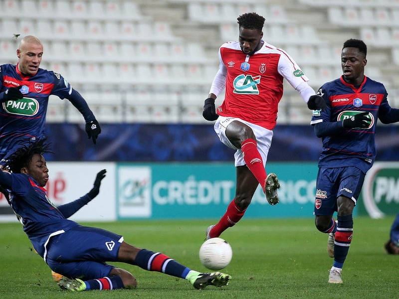 Arsenal, Leicester City and Strasbourg are interested in Valenciennes' 17-year-old French defender Ismael Doukoure. (Foot Mercato)