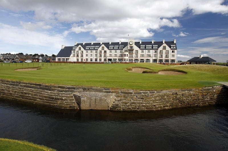 The Carnoustie Golf Hotel is situated right on the edge of the famous links course of the same name that has hosted the Open Golf Championship on eight occasions, most recently in 2018. There is also a heated indoor pool, a sauna, a steam room, a gym and a nearby sandy beach.