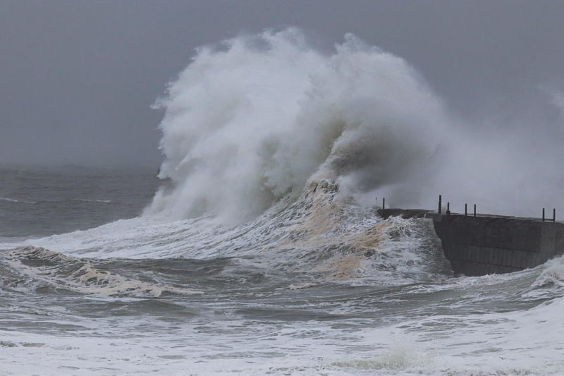 Thanks to Aaron for these impressive wave shots on the Headland.