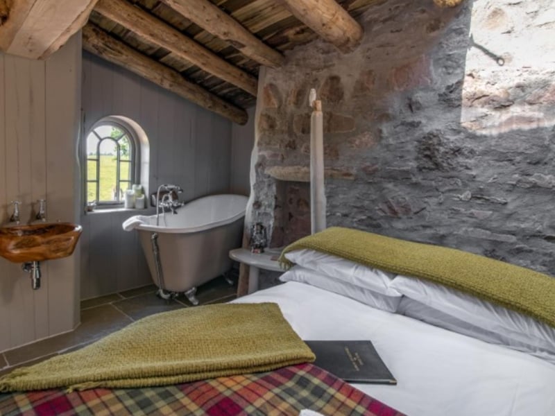 A comfy double bed with crisp linen sheets ensures a good night's sleep, and there's even a luxurious rolltop bath.