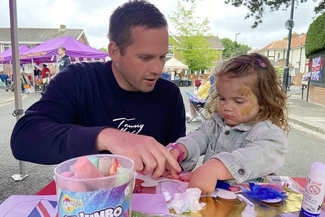 Matthew Cafferkey with his daughter Una at the craft table in Cresswell Road, Hartlepool. Picture by FRANk REID