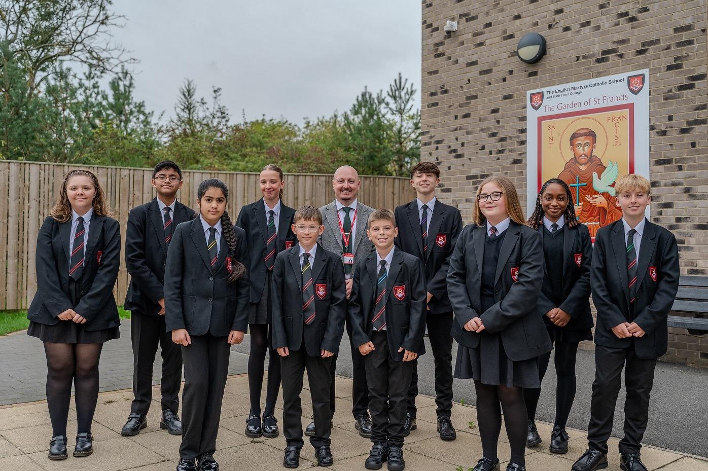 Die English Martyrs School and Sixth Form College in Hartlepool feiert ...