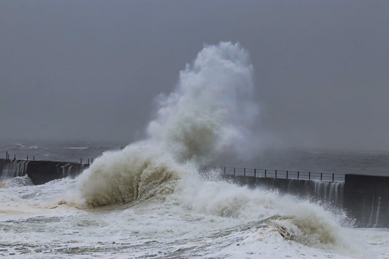 Thanks to Lee for this incredible photo of the waves at the Headland.