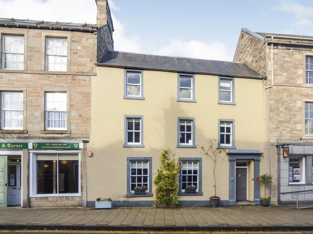 Stunning Georgian townhouse in the pretty market town of Jedburgh in the Scottish Borders. Offers over £340,000.