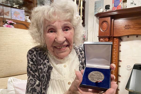 Herta Lynn with her medal from Diabetes UK./Photo: Frank Reid