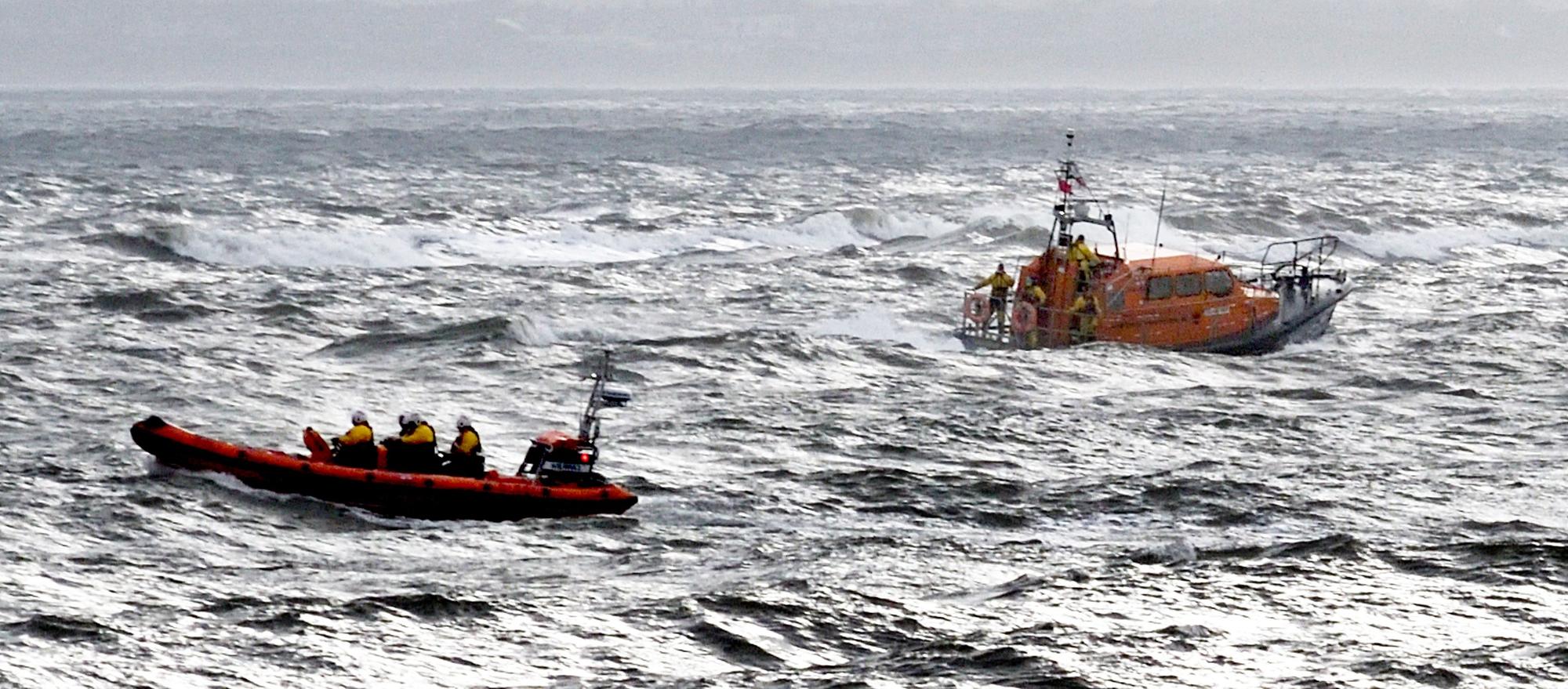 Rettungsboote aus Hartlepool während des Sturms „Austen“ im Einsatz