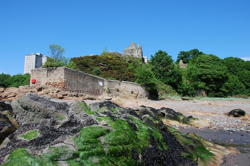Opt to eat on the the grass at Ravenscraig Park, or venture to the beach to feast in the shadow of romantic Ravenscraig Castle.