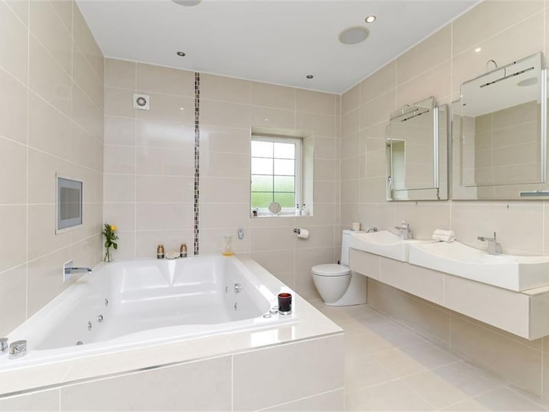 Master en-suite bathroom.