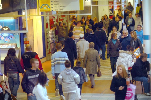The centre was busy with shoppers in the festive sales in 2007.




CATCHLINE HM5207SALES