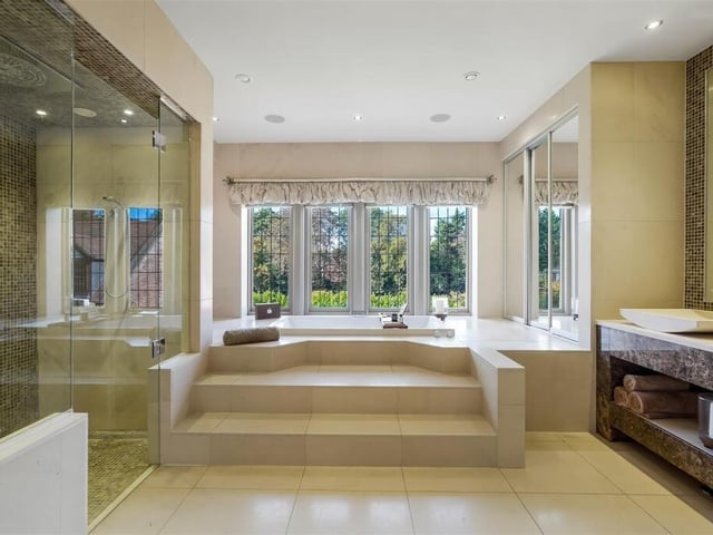 This home has five bathrooms and en suites to accompany its seven bedrooms.