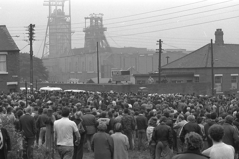 Pickets and police outside Easington Colliery in August 1984.