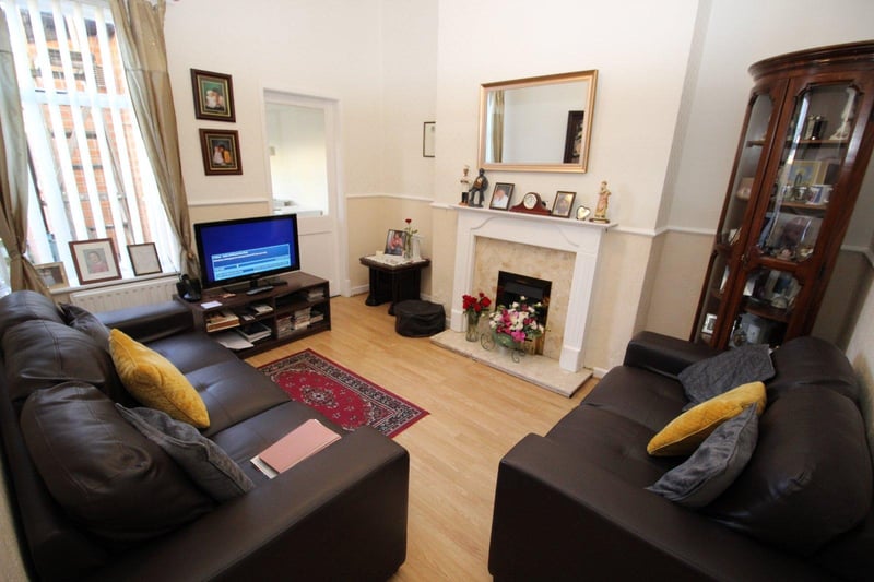 The cottage boasts a bright lounge and easy access to local amenities.

Photo: Zoopla