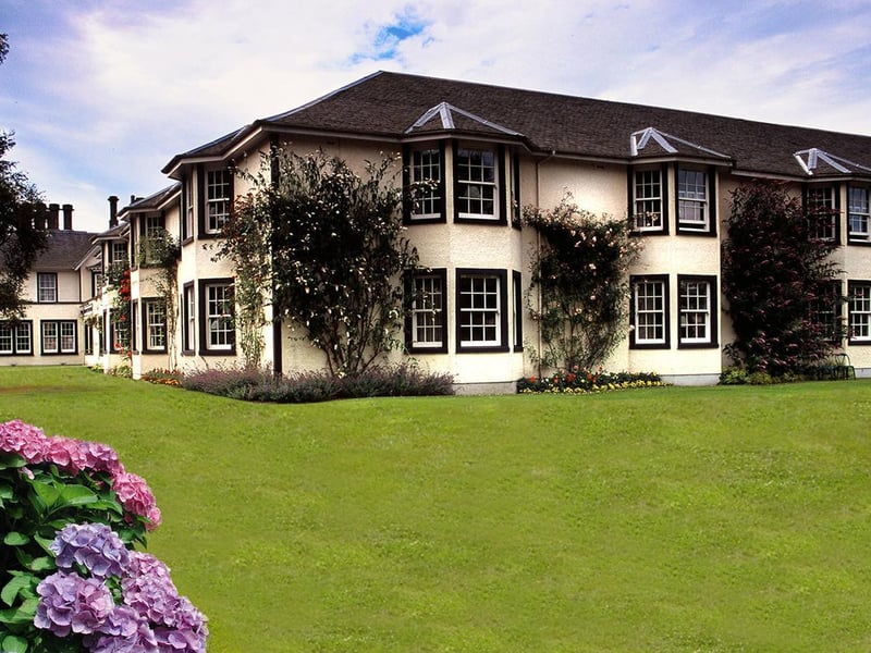 Located in the Fife town of Kinross, the Green Hotel offers guests rounds on its two golf courses and is easily accessible from the nearby M90 motorway.