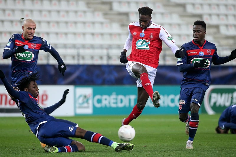 Arsenal, Leicester City and Strasbourg are interested in Valenciennes' 17-year-old French defender Ismael Doukoure. (Foot Mercato)