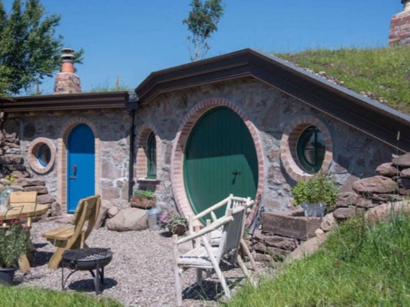 Grass roofs and separate compost toilets mean that this accomodation is environmentally friendly.