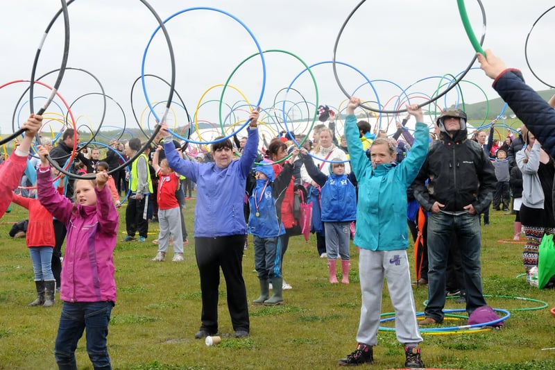 More than 2,00 people tried to hula hoop continuously for 2 minutes to break the world record. How did they do?