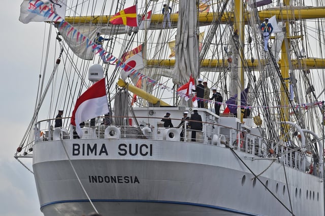 The Bima Suci from Indonesia gets ready to leave the Victoria Dock on the last day of the Tall Ships. Picture by BERNADETTE MALCOLMSON