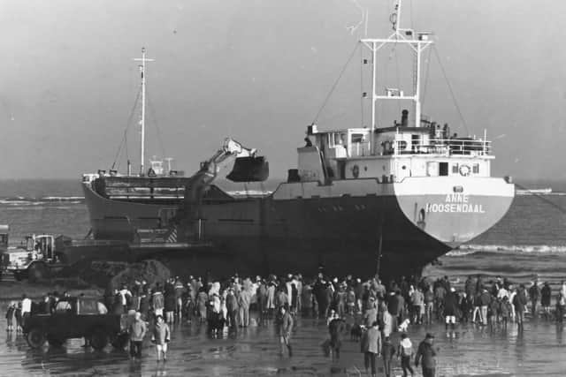 Crowds watch the rescue attempts of The Anne in November 1985.