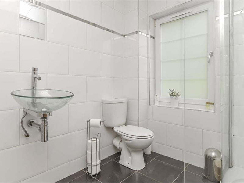 Annexe shower room.