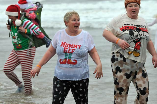 The freezing temperatures didn't put people off from taking part in the dip./ Photo: Frank Reid