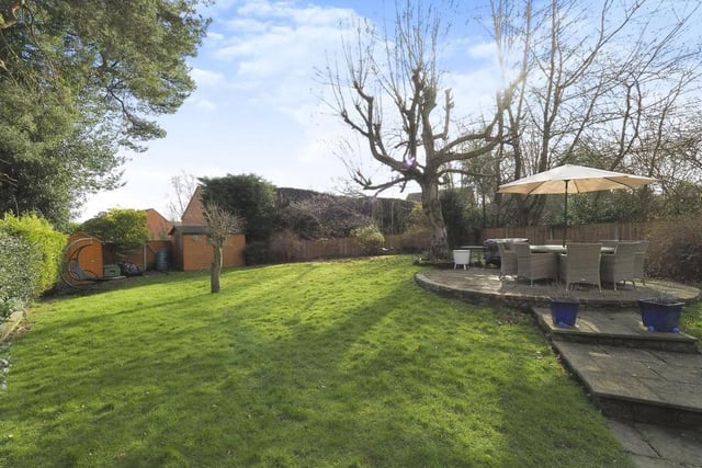 This second shot of the back garden, with its large lawn, makes you yearn for the return of summer.