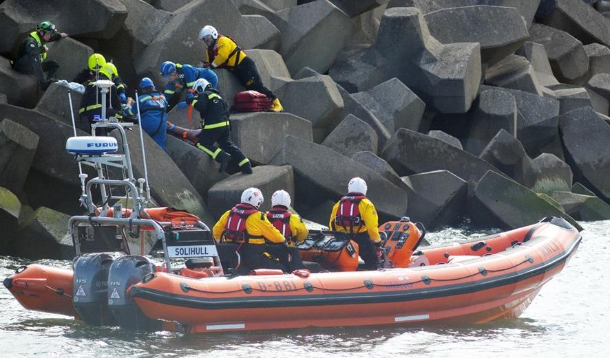 Rettungsdienst 999 rettet Verletzten von Felsen vor Hartlepool