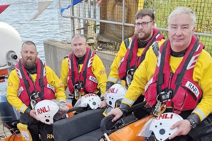 Rettungsbootbesatzung Hartlepool rettet Mann, der in einem Schlauchboot ...