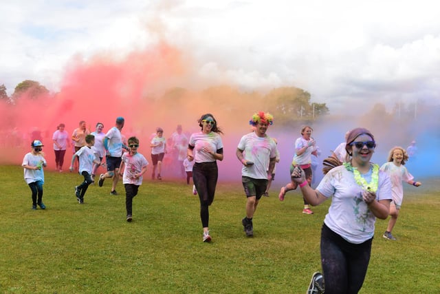 Crowds of runners pass through one of the colour stations