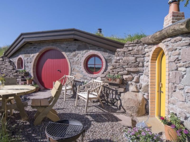 Outside the howfs you can enjoy a seating area and barbecue facilities.