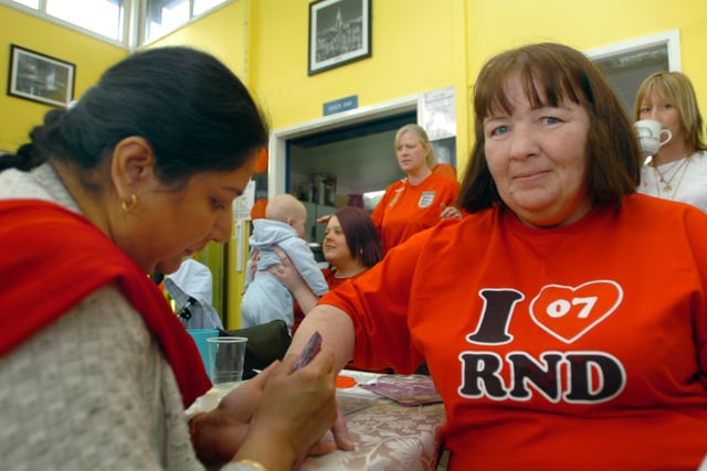 Carol Jeffries gets a henna tattoo from Ranju Gupta in 2009 in aid of Comic Relief.
