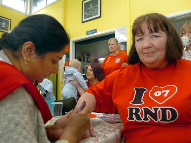 Carol Jeffries gets a henna tattoo from Ranju Gupta in 2009 in aid of Comic Relief.