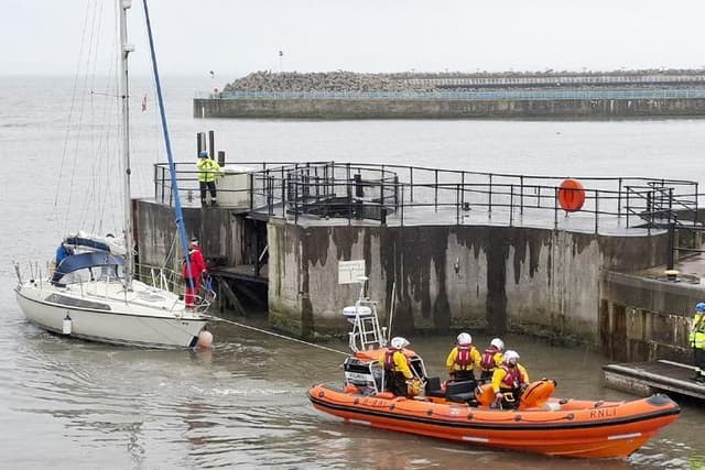 Drei Personen nach einer Yachtpanne vor der Küste von Hartlepool von einem ...