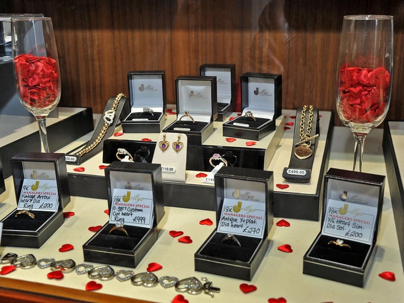 Jollys Jewellers, on Market Place, Mansfield - a family-run enterprise since 1830 - has an online shop and offers deliveries. (https://www.jollysjewellers.com)