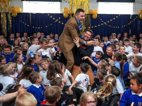 David Walliams with headteacher Dave McPartlin and the children at Flakefleet. Picture: PA.