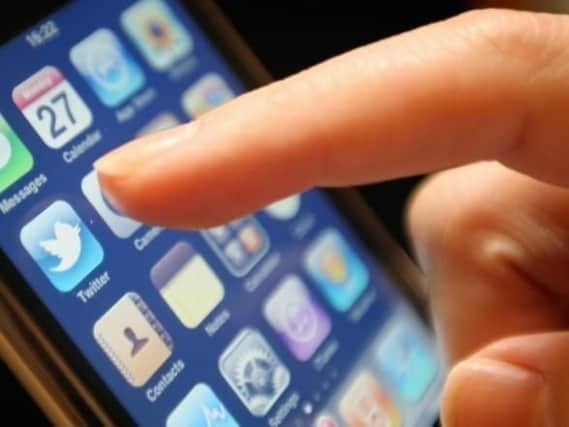 ClevelandPolice are warning the public about aphone scam which is duping social media users into taking out phone contracts in return for cash.