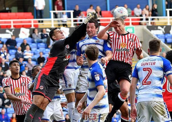 Sunderland's Lee Cattermole goes up for a header with Reading's Vito Mannone.